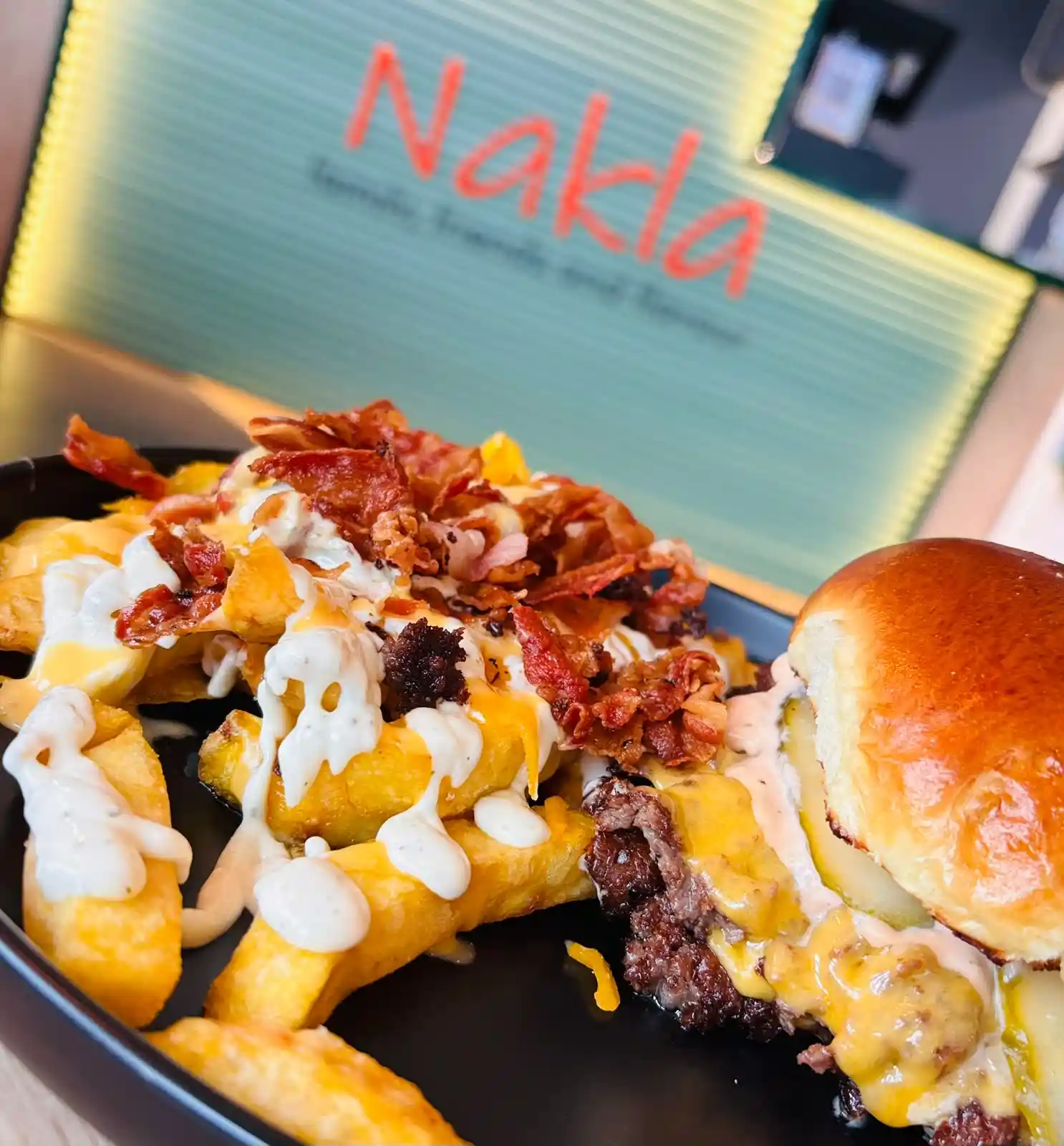 Nakla — Burger și cartofi