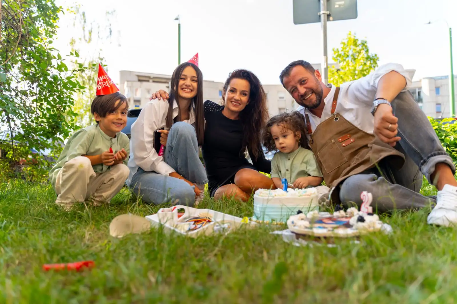 Familie sărbătorind o aniversare în aer liber